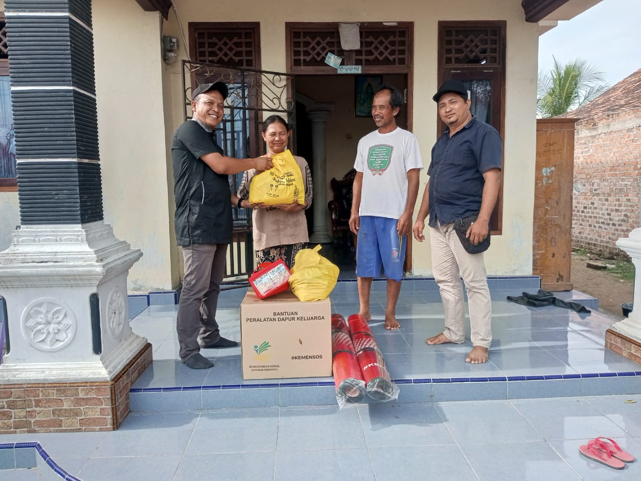 BAPAK CAMAT MENYERAHKAN BANTUAN DARI BAPAK BUPATI MUSA AHMAD, S.SOS, MM UNTUK KORBAN KEBAKARAN RUMAH DI KAMPUNG WIRATA AGUNG KECAMATAN SEPUTIH MATARAM 